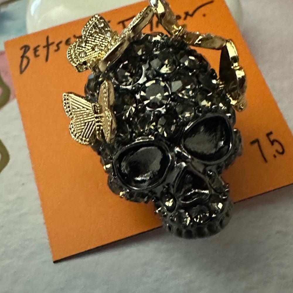 Betsey Johnson skull ring